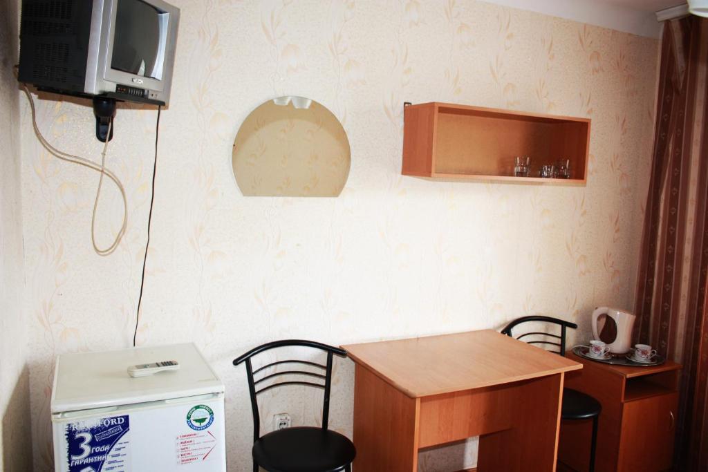 Двомісний номер економ-класу зі спільною ванною кімнатою